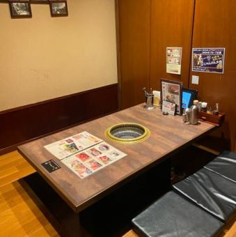 There is a completely private room with a sunken kotatsu table that can accommodate up to 8 people.Ordering is easy with a touch panel! You can enjoy your meal in a private space.