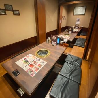 There is a completely private room with a sunken kotatsu table that can accommodate 4 to 20 people.We also have a large tatami room that can accommodate up to 60 people! We can accommodate 2 to 4 people, 4 to 6 people, 8 to 10 people, etc., so please feel free to contact us.