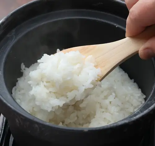 我们的骄傲和喜悦：用传统锅烹制的米饭，现点现做。