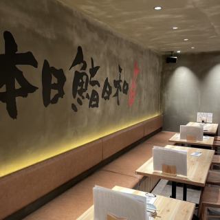 完美的宴會套餐包括壽司、生魚片拼盤和新鮮海鮮製成的菜餚。
