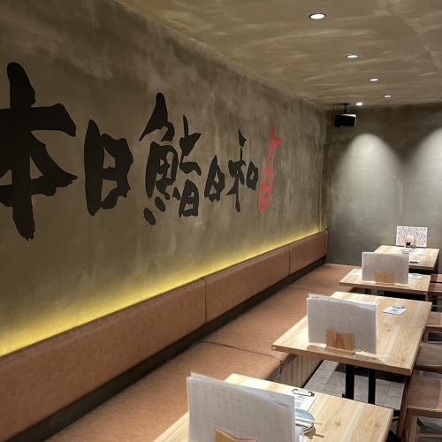 完美的宴會套餐包括壽司、生魚片拼盤和新鮮海鮮製成的菜餚。