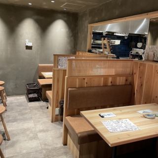 完美的宴會套餐包括壽司、生魚片拼盤和新鮮海鮮製成的菜餚。