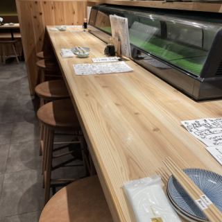 如果您是一個人，約會時請使用可以看到工匠作品的酒吧座位！