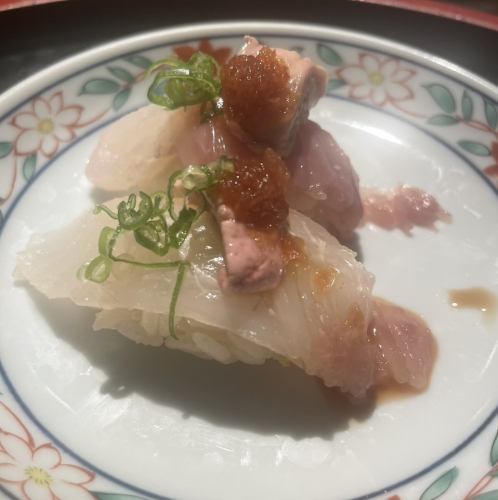 絲鰭魚/比目魚/蝦、康吉鰻/鰻魚/魷魚，上面放有海膽。（一致）各種