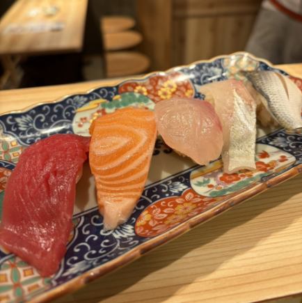 周末及节假日 ≪营业至22:00≫ [共9道菜] 尽享人气寿司及其他美味佳肴 ★ 寿司拼盘 3,000日元 *午餐需预约