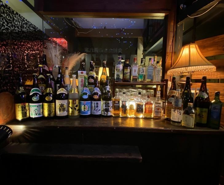A modern and chic place for adults to play that will make you forget time.Depending on the time of day, the music played in the store is upbeat jazz, funk, disco music, or new jack swing.