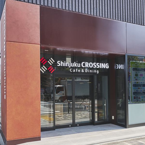 新宿駅から徒歩すぐにある、気軽に立ち寄れるカフェ。モーニングからディナータイムまでいつでもご来店大歓迎！お一人様やご友人とお茶を楽しんだり、ランチを堪能したり、ディナーに一杯楽しんだり、用途はさまざま。ホッとくつろぐひとときをお過ごしください。