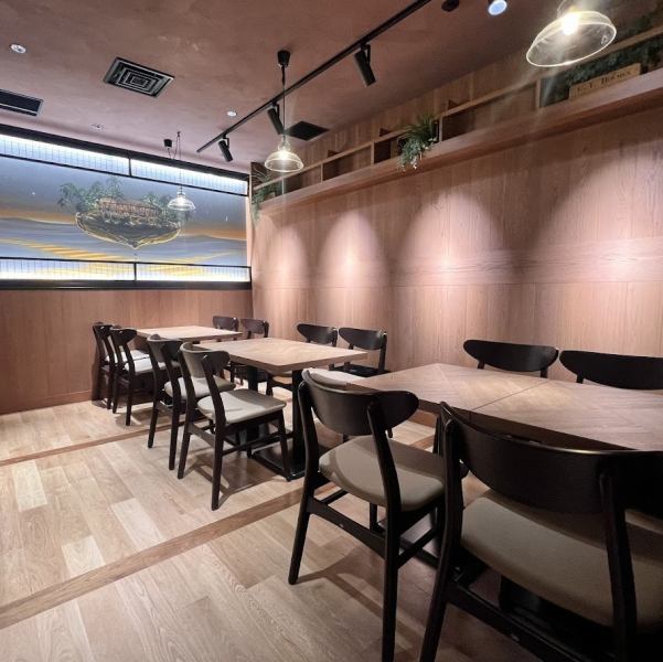 仕切り設置で8～12名様まで個室のように使える空間があり、周りのお客様を気にせずゆったりとお過ごしいただけます。店内はナチュラルな木の温もりを感じるインテリアで、リラックスできる雰囲気が魅力です。