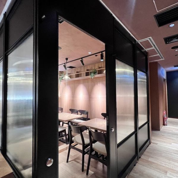 背もたれに身を委ねゆったりとくつろげるソファー席はデートや女子会など和やかにおしゃべりする場にもぴったり。お仕事の合間にほっと一息ついたり、ショッピングの帰りに心と体を休めたり。様々なシーンでお気軽にご来店ください◎