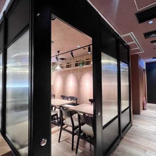 <p>背もたれに身を委ねゆったりとくつろげるソファー席はデートや女子会など和やかにおしゃべりする場にもぴったり。お仕事の合間にほっと一息ついたり、ショッピングの帰りに心と体を休めたり。様々なシーンでお気軽にご来店ください◎</p>