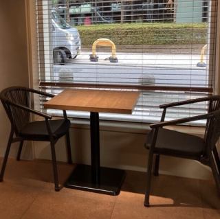 2名でご利用いただける気軽なテーブル席。