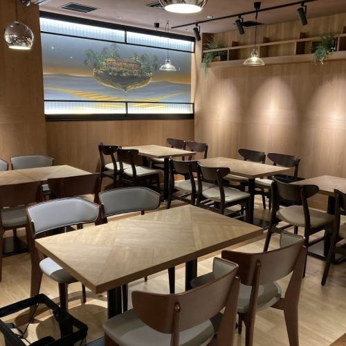 女子会やちょっとしたお食事の場におすすめのテーブル席。