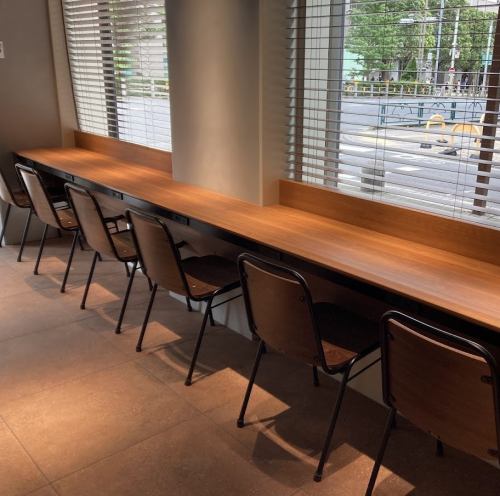 お一人さまの気軽なカフェタイム・ランチタイムにもぴったりのカウンター席。