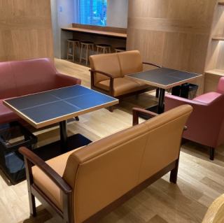 ゆったりしたソファー席。