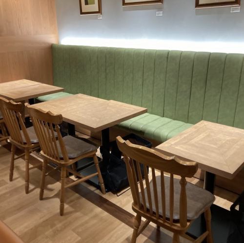 ご友人・ご家族とのお食事や女子会にもぴったりのソファー席。