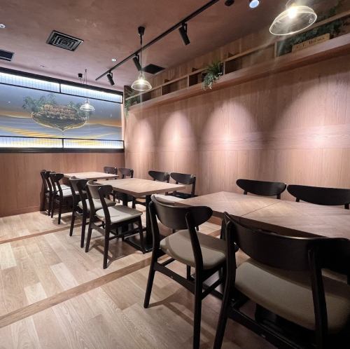 8名様～12名様でご利用いただける、仕切り設置で個室のように対応できるお席もございます。