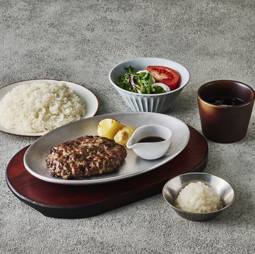 「すね肉の旨味溢れる」粗挽きハンバーグステーキセット