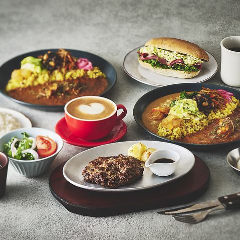 CROSSING特製カレーを味わうスパイシーなランチタイム