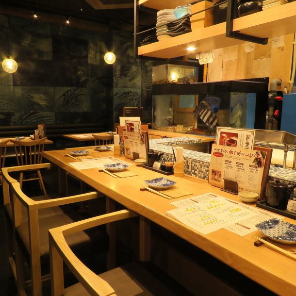 [Counter seats] There are counter seats that are recommended for dates in the calm atmosphere! There is a water tank in front of you, and you can enjoy exquisite dishes at the counter seats with plenty of live feeling ♪