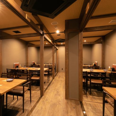 木のぬくもりを感じる店内♪個室は人数に応じて対応可能◎