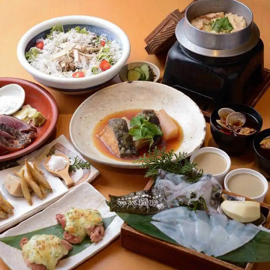 プレミアム飲み放題付【寅八コース】新鮮な泳ぎイカお造りやカツオの藁焼きなど全9品