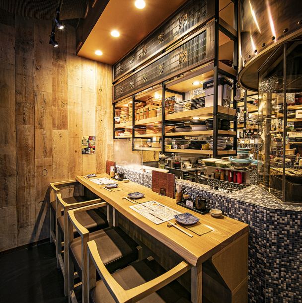 【カウンター席】落ちついた雰囲気の店内はデートにもおすすめのカウンター席がございます!目の前には水槽があり、ライブ感たっぷりのカウンター席で絶品料理をお楽しみください♪