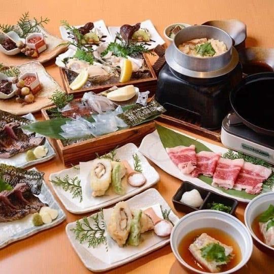 【推薦套餐】包含10道菜，例如魷魚刺身、稻草烤鰹魚、稻草烤和牛西冷等，價格8500日圓。