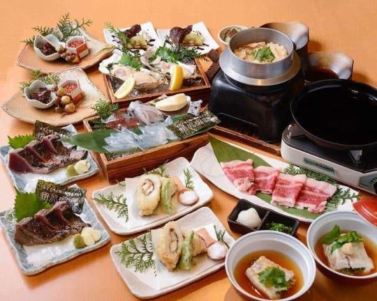 【推薦套餐】包含10道菜，例如魷魚刺身、稻草烤鰹魚、稻草烤和牛西冷等，價格8500日圓。