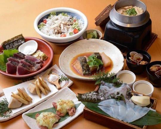 标准畅饮套餐【虎八套餐】包含9道菜，包括鱿鱼刺身和草烤鲣鱼，8500日元