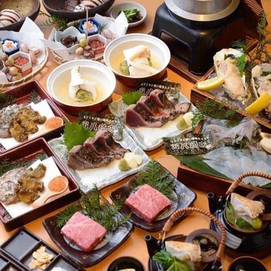 标准畅饮【娱乐套餐】包含10道菜，例如鱿鱼刺身、烤鲣鱼、河内鸭等，价格13,000日元。