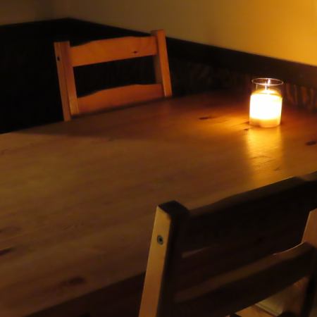 總共有30張桌子。吸煙區是分開的，所以即使是不喜歡吸煙的人也很受歡迎！寬敞的桌子讓女孩的夜晚外出和生日聚會都很舒適。