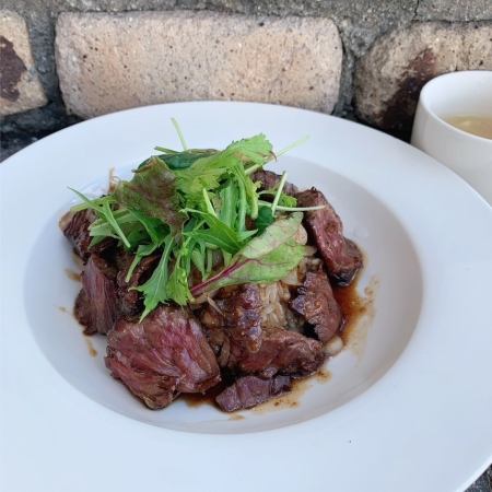 [Steak bowl lunch] 11:30~◆ Juicy steak in a bowl! All 3 items including soup and drink for 1,320 yen (tax included)