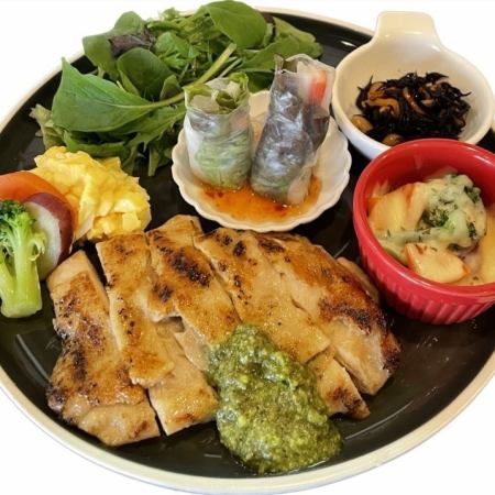 【鸡肉盘午餐】11:30～◆香罗勒鸡肉等5道菜！1430日元（含税）
