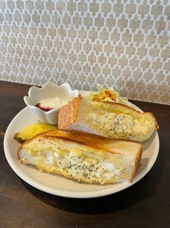 [A] Service…Toast, boiled eggs, salad, yogurt, and soup are provided for an additional 150 yen on the drink fee.