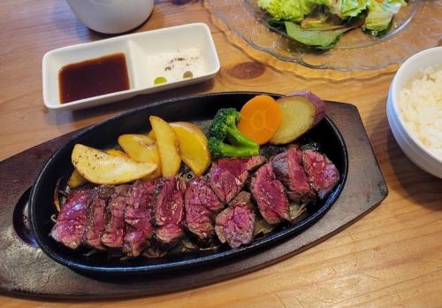 Taste and quantity◎A fulfilling skirt steak lunch that you won't believe is a cafe