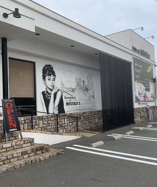 Look for the photogenic wall painting★There is a parking lot in front of the store! Please enjoy the photogenic atmosphere that is unlike any other♪