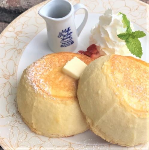 Just the right amount of sweetness♪ Fluffy and magical pancakes 990 yen