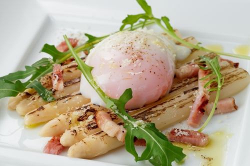 Bismarck with white asparagus and bacon