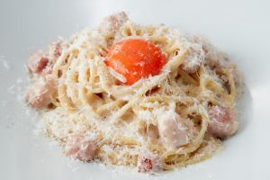 Rich cheese carbonara with rich egg