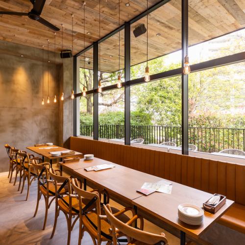 We have a variety of table seats that can be used by a small number of people to a large number of people! It is also possible to rearrange, so it can be used in various scenes ☆ Please come and enjoy a delicious meal in Woodcho's stylish restaurant!