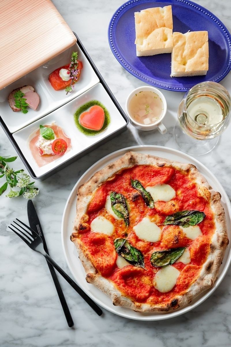 Enjoy a Christmas menu perfect for a date!