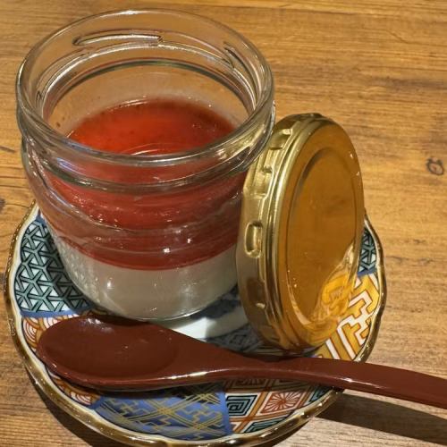 いちごの杏仁豆腐