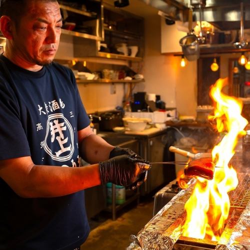<p>炭火・出汁・鮮魚という3つの柱で構成されたライブ感ある酒場です。</p>