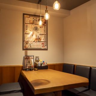 这是一家炭火烤肉店，您可以在这里品尝到用牛肉汤烹制的创意关东煮和用炭火烤制的新鲜时令鱼。
