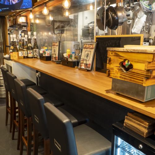 设有吧台座位，非常适合独自用餐、约会或下班后喝一杯。