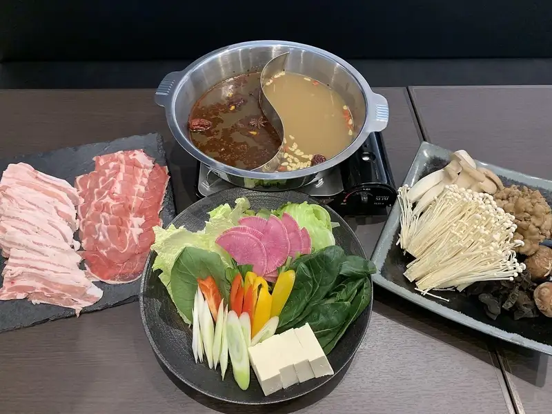 【忘新年会会限定】飲み放題付き本格薬膳火鍋コース5,500円！巷で人気の麻辣湯と鶏ガラ海鮮スープの2種類！