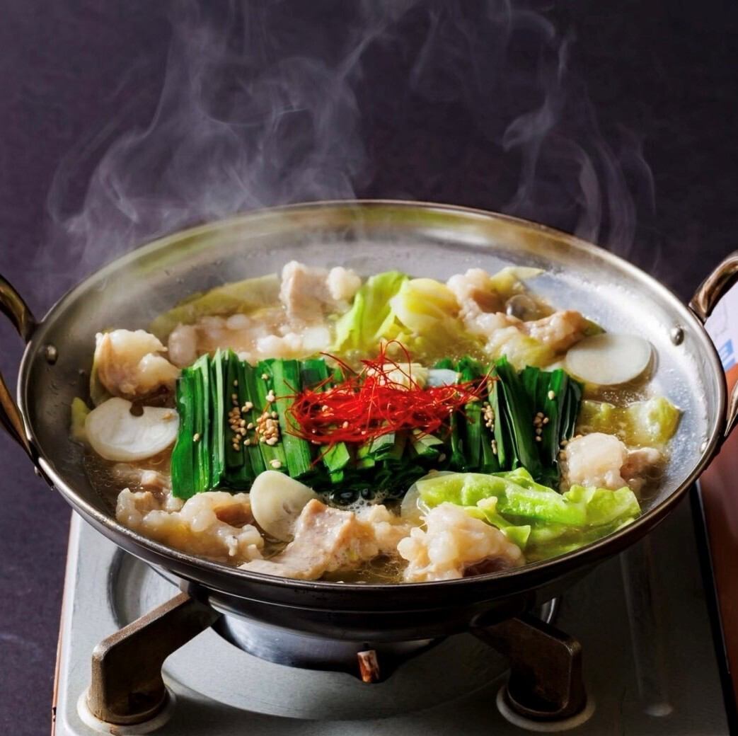 我們提供各種單品菜餚，包括招牌烤串和牛雜火鍋。