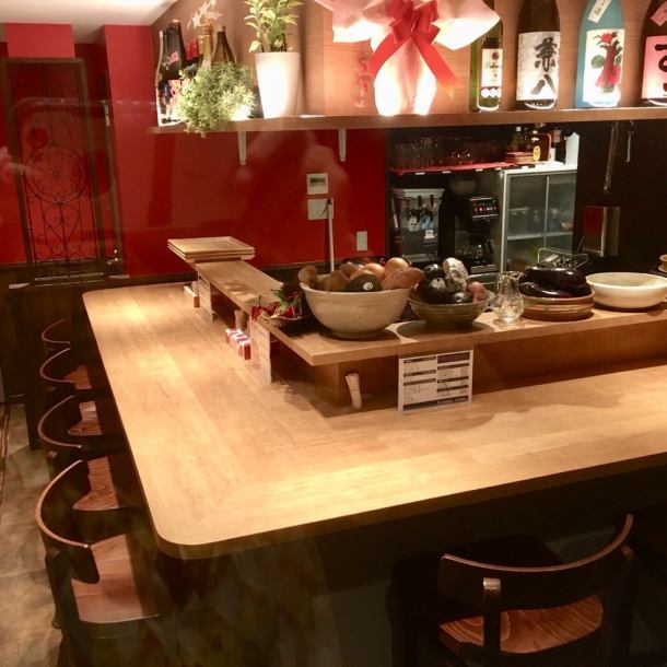 We have 7 seats at the counter.The kitchen is surrounded, so you can enjoy cooking while chatting with the owner and chef. Please feel free to drop by for lunch or dinner.