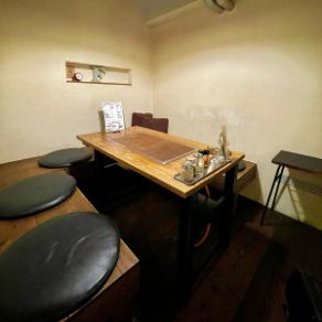 2名～最大5名様までご利用可能な個室のテーブル席が1卓ございます。