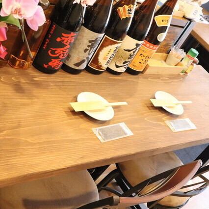 【カウンター席】ゆったりと落ち着いて過ごしたい方におすすめのカウンター席です。窓際には色とりどりの切子グラスが並び、おしゃれな空間で食事とお酒をお楽しみいただけます。お一人様はもちろん、大切な方とのデートにもぜひご利用ください♪